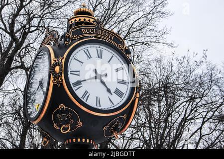 Orologio monumento nel Parco Herastrau a Bucarest, Romania nella stagione invernale. Bucuresti significa Bucarest in rumeno. Foto Stock