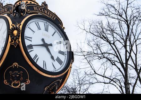 Orologio monumento nel Parco Herastrau a Bucarest, Romania nella stagione invernale. Bucuresti significa Bucarest in rumeno. Foto Stock