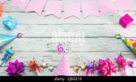 Buon compleanno. CopySpace. Bella carta in colori rosa pastello per una donna o una ragazza. Decorazioni luogo di festa per il tuo testo. Foto Stock