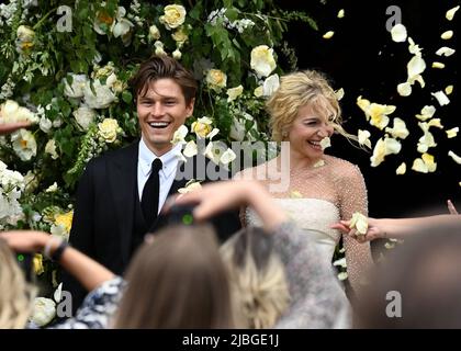 Giugno 6th, 2022. Ely, Regno Unito. Pixie Lott e Oliver Cheshire partecipano al loro matrimonio alla Cattedrale di Ely, Cambridgeshire, Londra. Credit: Doug Peters/EMPICS/Alamy Live News Foto Stock