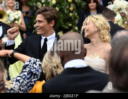 Giugno 6th, 2022. Ely, Regno Unito. Pixie Lott e Oliver Cheshire partecipano al loro matrimonio alla Cattedrale di Ely, Cambridgeshire, Londra. Credit: Doug Peters/EMPICS/Alamy Live News Foto Stock