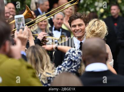 Giugno 6th, 2022. Ely, Regno Unito. Pixie Lott e Oliver Cheshire partecipano al loro matrimonio alla Cattedrale di Ely, Cambridgeshire, Londra. Credit: Doug Peters/EMPICS/Alamy Live News Foto Stock