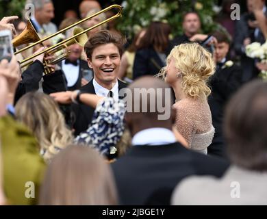 Giugno 6th, 2022. Ely, Regno Unito. Pixie Lott e Oliver Cheshire partecipano al loro matrimonio alla Cattedrale di Ely, Cambridgeshire, Londra. Credit: Doug Peters/EMPICS/Alamy Live News Foto Stock