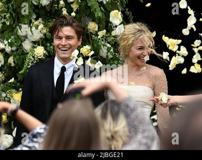 Giugno 6th, 2022. Ely, Regno Unito. Pixie Lott e Oliver Cheshire partecipano al loro matrimonio alla Cattedrale di Ely, Cambridgeshire, Londra. Credit: Doug Peters/EMPICS/Alamy Live News Foto Stock