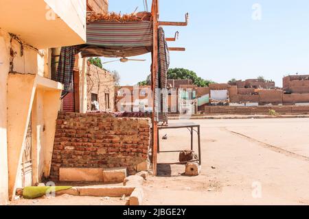 Zona locale nel centro di Luxor, Egitto. Immagine dell'ingresso della casa con tenda fatta a mano. Foto Stock