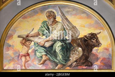 VALENCIA, SPAGNA - 17 FEBBRAIO 2022: Il dipinto San Luca Evangelista in chiesa Iglesia El Buen Pastor di Miguel vaguer (1959). Foto Stock