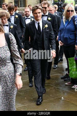 Giugno 6th, 2022. Ely, Regno Unito. Pixie Lott e Oliver Cheshire partecipano al loro matrimonio alla Cattedrale di Ely, Cambridgeshire, Londra. Credit: Doug Peters/EMPICS/Alamy Live News Foto Stock