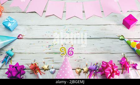 Buon compleanno. CopySpace. Bella carta in colori rosa pastello per una donna o una ragazza. Decorazioni luogo di festa per il tuo testo. Foto Stock