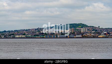 Dundee, Tayside, Scozia, Regno Unito. 6th giugno 2022. UK Meteo: Nuvola coperta al mattino con alcuni incantesimi luminosi e una leggera brezza fresca, temperature intorno ai 15°C. Viste mozzafiato di Dundee City e del progetto di sviluppo del lungomare visto da Newport nella contea di Fife, attraverso il fiume Tay. Credit: Dundee Photographics/Alamy Live News Foto Stock