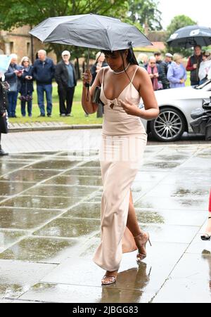 Giugno 6th, 2022. Ely, Regno Unito. Sabrina Elba partecipa al matrimonio di Pixie Lott e Oliver Cheshire alla Cattedrale di Ely, Cambridgeshire, Londra. Credit: Doug Peters/EMPICS/Alamy Live News Foto Stock