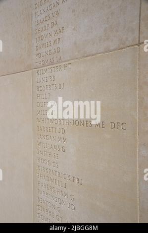 Nomi scolpiti di soldati passati sul Memoriale delle forze Armate sul White Portland Stone Wall al National Memorial Arboretum, Staffordshire, Inghilterra. Foto Stock