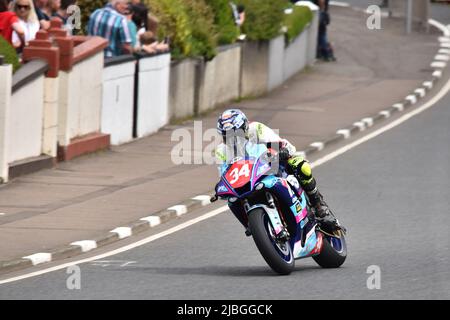 Alastair Seeley salendo sulla collina da Church Corner alle 2022 gare del North West 200 Foto Stock