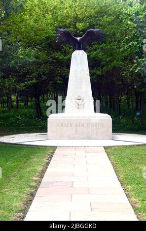 Obelisco di pietra con il monumento commemorativo dell'aquila di bronzo nel corpo dell'aria dell'esercito all'Arboreto del National Memorial, Staffordshire, Inghilterra, Regno Unito. Foto Stock