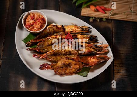 Gamberi grigliati croccanti (gamberi) con salsa di mango Foto Stock