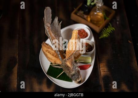 Pesce fritto con salsa al basilico Chili o Gurame Sambal Kemangi Foto Stock