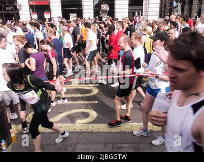Londra, Regno Unito - 10 luglio 2011 : maratona cittadina nei pressi di Hyde Park, Inghilterra. I corridori massaggiati hanno cominciato a funzionare ed il posto è archiviato con eccitamento. Foto Stock