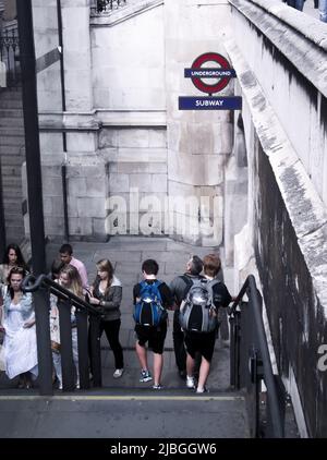 Londra, Regno Unito - 10 luglio 2011 : turisti e persone locali all'ingresso della metropolitana di Londra (metropolitana). Foto Stock