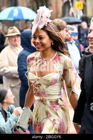 Giugno 6th, 2022. Ely, Regno Unito. Emma Weymouth partecipa al matrimonio di Pixie Lott e Oliver Cheshire alla Cattedrale di Ely, Cambridgeshire, Londra. Credit: Doug Peters/EMPICS/Alamy Live News Foto Stock