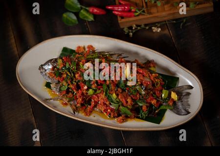 Pesce Baronang arrosto con Bumbu piccante (Rica-Rica) Foto Stock
