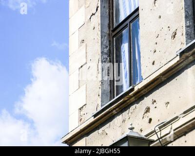 Mostar, Bosnia ed Erzegovina a 2011. Vecchio appartamento finestra e edificio che è danneggiato da proiettili durante le guerre jugoslave dal 1991 al 2001. Foto Stock