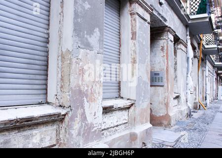 L'immagine di vecchio appartamento esterno nel centro di Berlino est, Germania. L'esterno dell'edificio è sbiadito e danneggiato perché è vecchio. Foto Stock