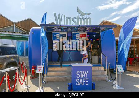 Novi Sad, Serbia - 21 maggio 2022: Esplora Winston Experience Modern Trailer al Trade Show Exhibition. Foto Stock