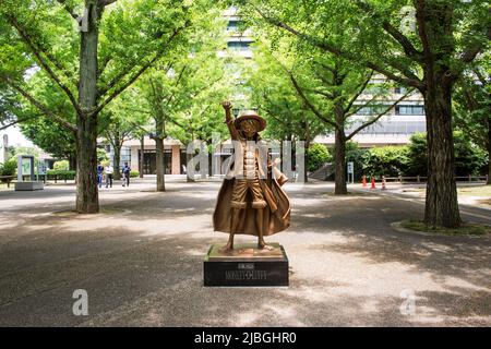 Statua della scimmia D. Luffy di fronte all'ufficio prefettorio del governo di Kumamoto. È il personaggio del famoso fumetto giapponese 'One Piece' di Eiichiro Oda Foto Stock