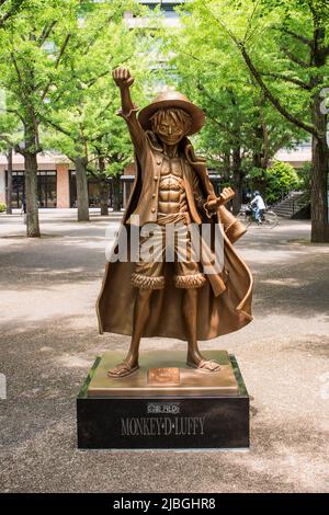 Statua della scimmia D. Luffy di fronte all'ufficio prefettorio del governo di Kumamoto. È il personaggio del famoso fumetto giapponese 'One Piece' di Eiichiro Oda Foto Stock