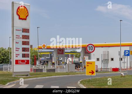 Novi Sad, Serbia - 21 maggio 2022: Via nel moderno distributore di benzina New Shell nella città di Novi Sad. Foto Stock