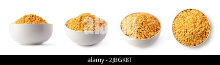 piselli spaccati gialli in una ciotola o in una tazza bianca, secchi, pelati e semi spaccati di piselli, isolati su sfondo bianco, presi in diverse angolazioni, raccolta Foto Stock