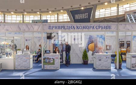 Belgrado, Serbia - 27 aprile 2022: Camera di Commercio Istituto e industria del Governo serbo alla fiera delle costruzioni evento in Expo Hall. Foto Stock