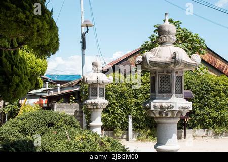 L'immagine di Toro (Tourou), lanterna tradizionale giapponese fatta di pietra, presso il vecchio tempio, Giappone. Foto Stock