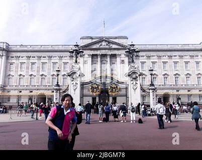 Buckingham Palace, Londra, Regno Unito - 10 luglio 2011 : l'immagine di Buckingham Palace e dei turisti massacrati Foto Stock