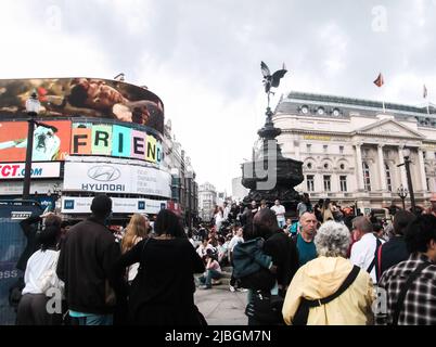 Piccadilly Circus, Londra, Regno Unito - 10 luglio 2011 : persone massaggiate che camminano attraverso l'incrocio stradale, Piccadilly Circus, Londra, Regno Unito. Foto Stock