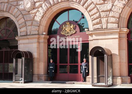 Sofia, Bulgaria - 14 febbraio 2017 : l'edificio della Presidenza a Sofia, Bulgaria. L'ingresso è custodito da addetti alla sicurezza. Traduzione : Repubblica di Bulgaria Foto Stock