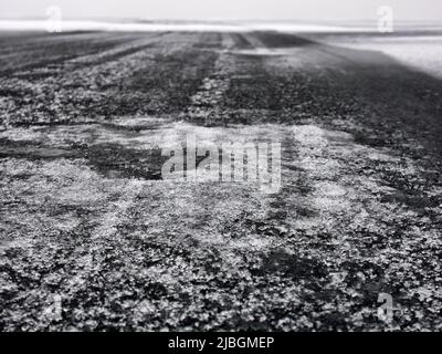 Le strade invernali sono autostrade temporanee scolpite da neve e ghiaccio - strada ghiacciata Foto Stock