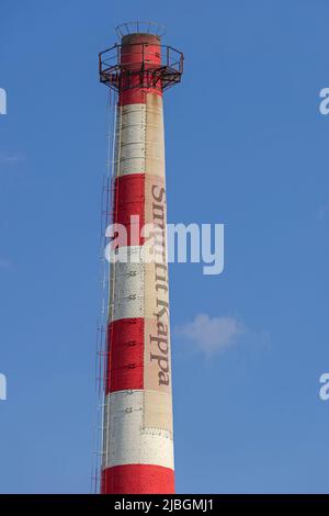 Belgrado, Serbia - 14 maggio 2022: Tall Chimney Smurfit Kappa presso la fabbrica di carta. Foto Stock