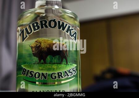 Kumamoto, Giappone - 28 dicembre 2017 : bottiglia di vodka Zubrowka Bison Grass sul tavolo. Si tratta di una Vodka polacca che contiene una lama d'erba di bisonte Foto Stock