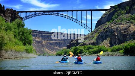 Kayak sul fiume nel canyon con avventura a distanza a spaning del ponte Foto Stock