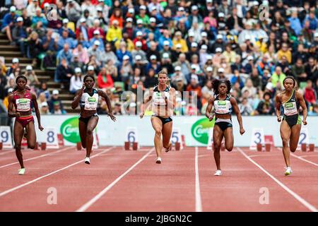 2022-06-06 16:44:59 HENGELO - Kayla White, Daryll Neita, Dafne Schippers, Tynia Gaither, Imani Lansiquot in azione nel 100m evento femminile durante i Giochi FBK. ANP VINCENT JANNINK olanda OUT - belgio OUT Foto Stock