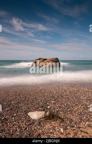 Immagine a lunga esposizione di onde che si infrangono sulle rocce della costa nord della Cornovaglia Foto Stock