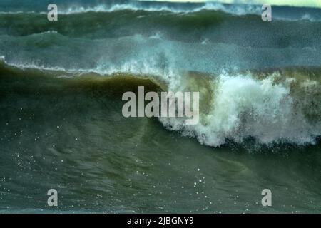 Ogni dieci anni si verifica una tempesta di sette punti. Cataclismi e fenomeni meteorologici in mare, tempeste e uragano in autunno Foto Stock