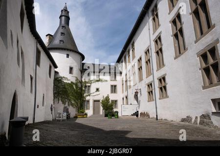 Cortile del castello medievale a Clervaux, Lussemburgo Foto Stock