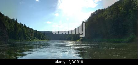 Geografia, potamologia. Siberia centrale (parte sud). Panorama di fiumi potenti e foreste di taiga, estate, tipica orografia coniforme collinare (picco calvo Foto Stock