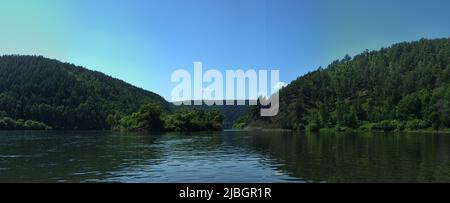 Geografia, potamologia. Siberia centrale (parte sud). Panorama di fiumi potenti e foreste di taiga, estate, tipica orografia coniforme collinare (picco calvo Foto Stock