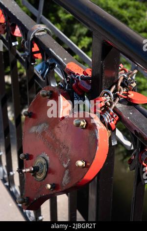 Piccoli e grandi lucchetti rossi d'amore a forma di cuori attaccati ad una recinzione nel quartiere di Little Venice di Colmar, Alsazia, Francia Foto Stock