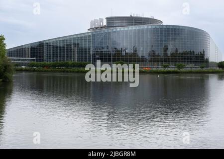 Facciata di vetro orientale dell'edificio Louise Weiss del Parlamento europeo nel distretto di Wacken a Strasburgo. Corte europea dei diritti dell'uomo Foto Stock