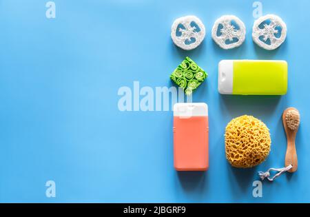 Composizione Spa con prodotti per la cura della doccia, piatto. Foto Stock