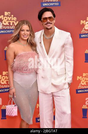 Ariana Madix e Tom Sandoval partecipano al MTV Movie and TV Awards 2022: UNSCRIPTED al Barker Hangar di Santa Monica, Los Angeles, USA, il 02 giugno 2022. Foto Stock