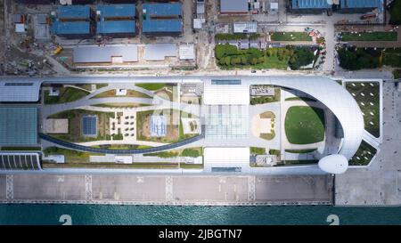 Punto di vista del drone del terminal delle navi da crociera di Kai Tak a Hong Kong Foto Stock